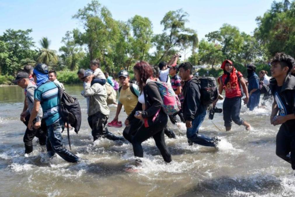 FOTOS: Caravana migrante se arriesga y cruza el río Suchiate