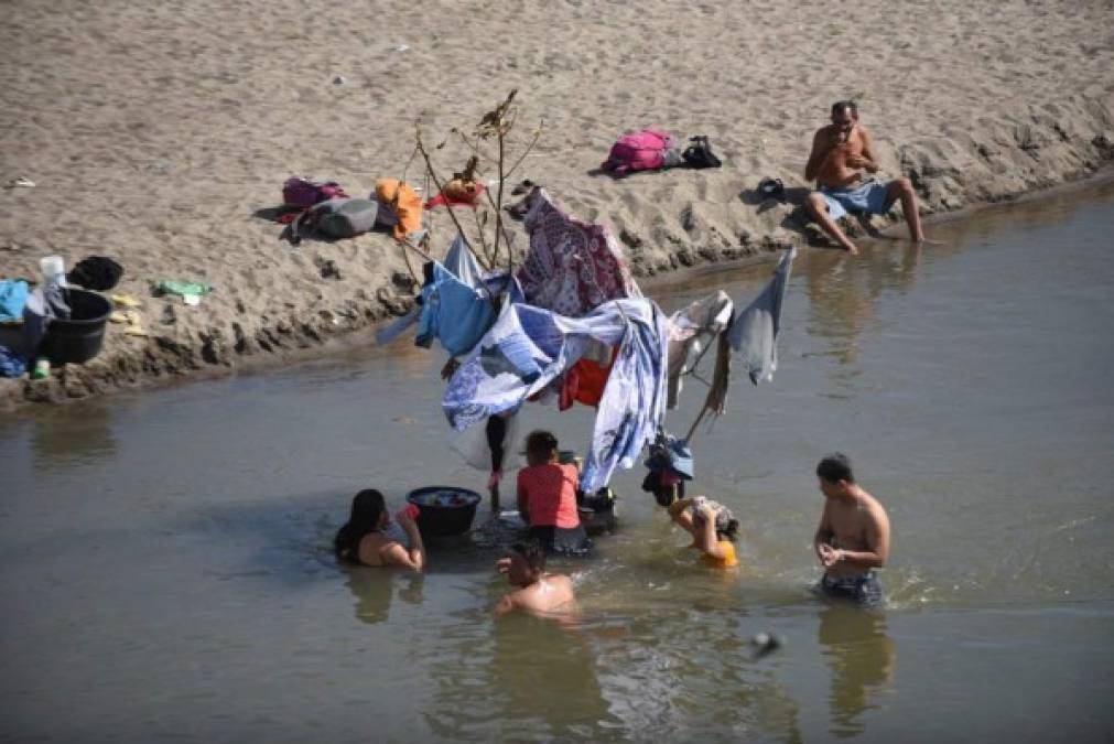 FOTOS: Caravana migrante espera; México refuerza vigilancia en la frontera sur