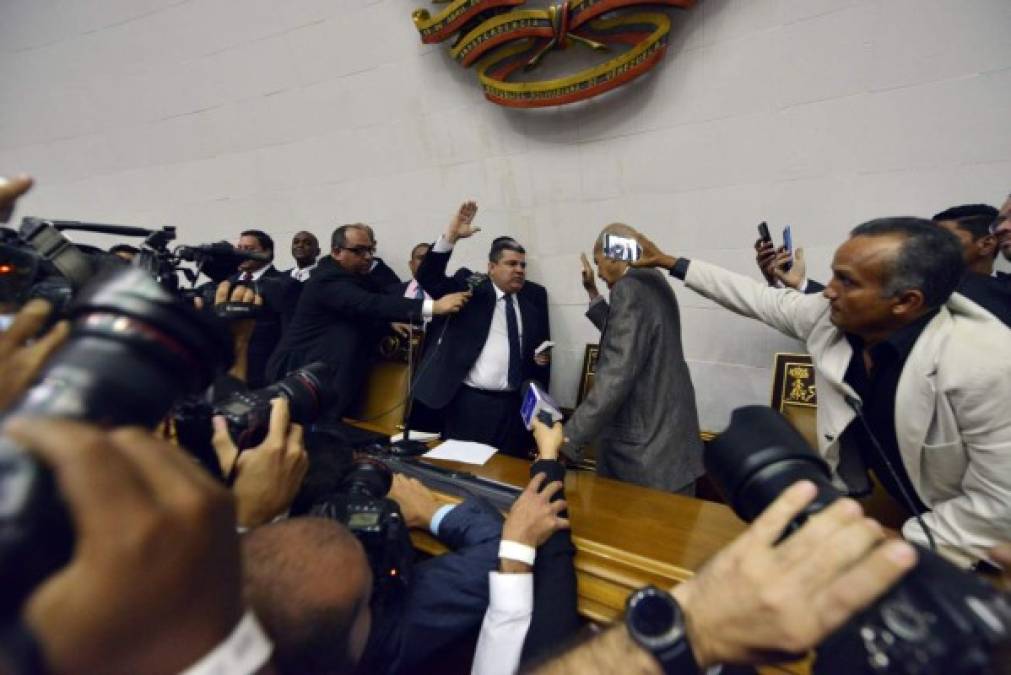 Venezuela: Guaidó se rehúsa a expulsión del Parlamento y así fue como hasta saltó las vallas del edificio