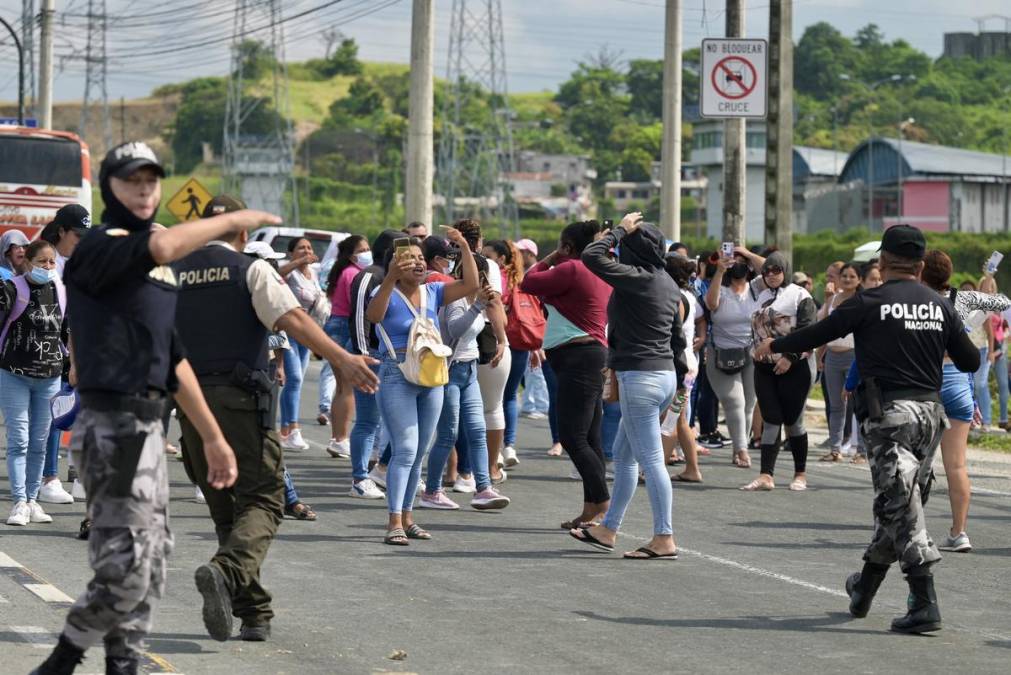 Familiares de reos protestan afuera de cárcel en Guayaquil; motín suma 3 muertes