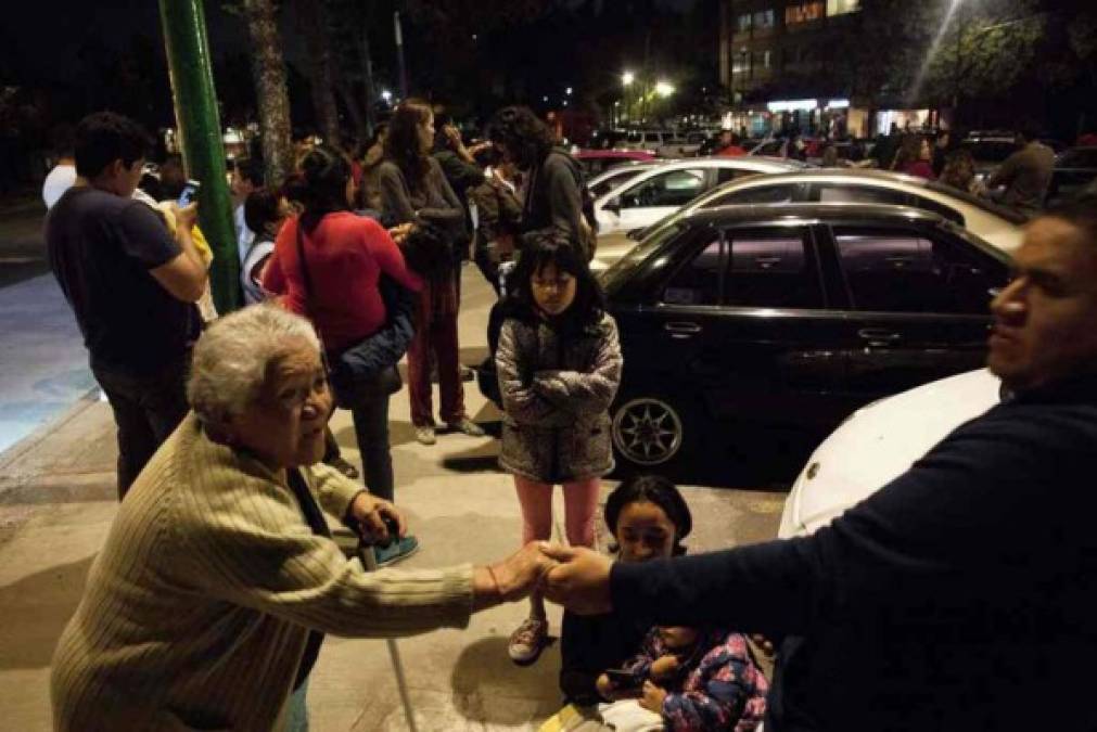 FOTOS: Tras fuerte temblor en México, las familias se abrazan nerviosas en las calles