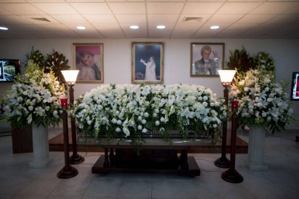 FOTOS: Las primeras imágenes del funeral de Walter Mercado