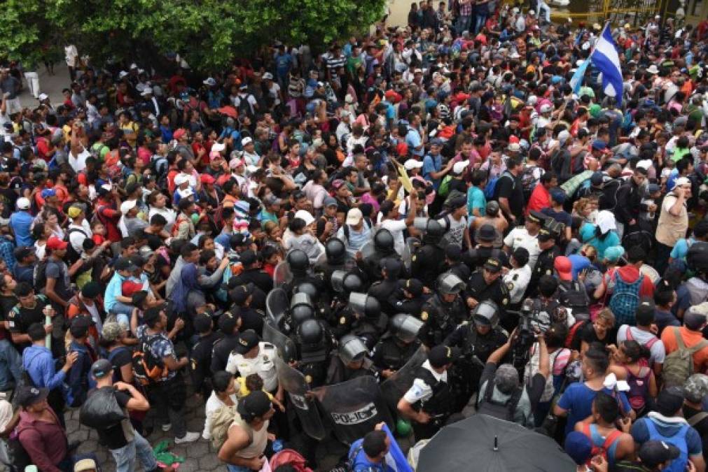 FOTOS: Así fue el momento en el que la caravana migrante de hondureños rompió los portones e ingresó a México