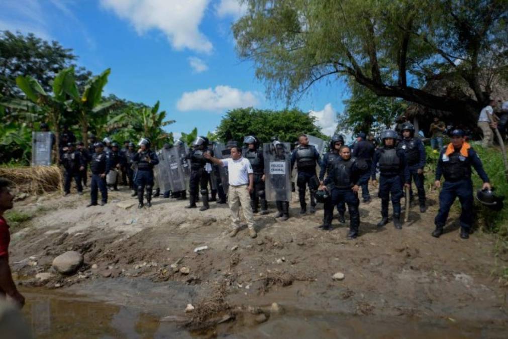 FOTOS: Con cadena humana migrantes intentan cruzar el río Suchiate que divide Guatemala y México