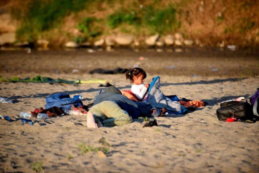 Hondureños en caravana sufren la fría y tenebrosa ruta migratoria, sin comida y sin techo