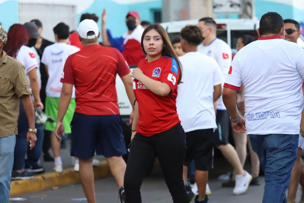 Aficionadas olimpistas engalanan la final de ida entre Olimpia y Alajuelense