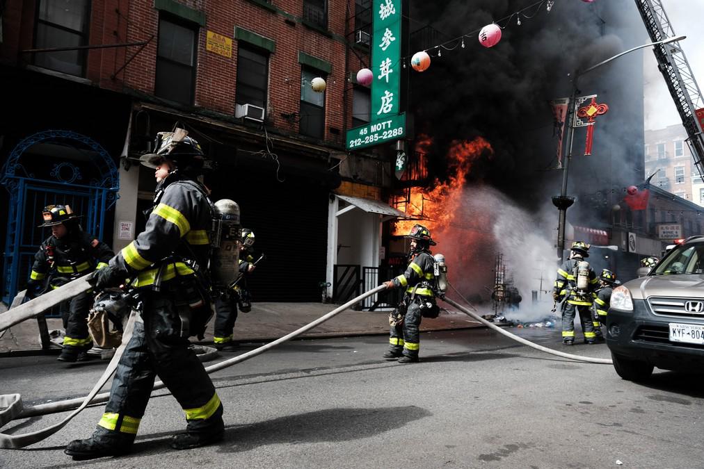 Caos y 10 heridos dejó incendio en Chinatown, NY