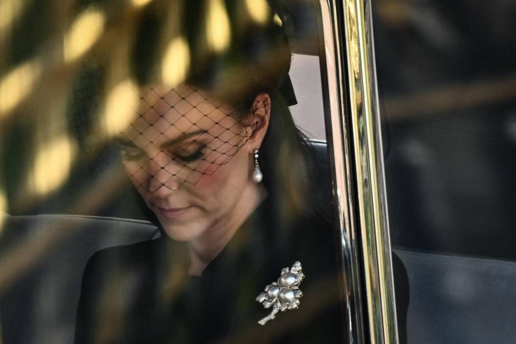 Los rostros de la familia real en el inicio del funeral de la reina Isabel en Londres