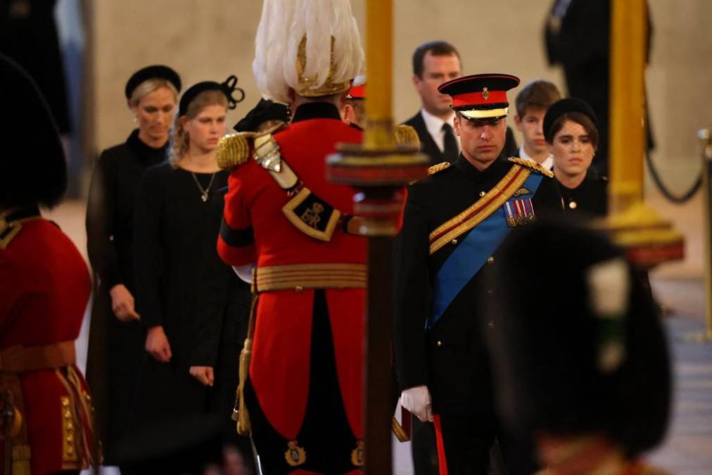 Tristes, cabizbajos y Harry vestido de militar: Así fue la vigilia realizada por los ocho nietos de Isabel II