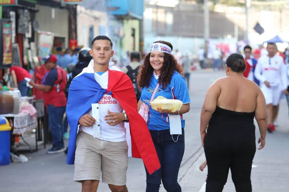 Aficionadas olimpistas engalanan la final de ida entre Olimpia y Alajuelense