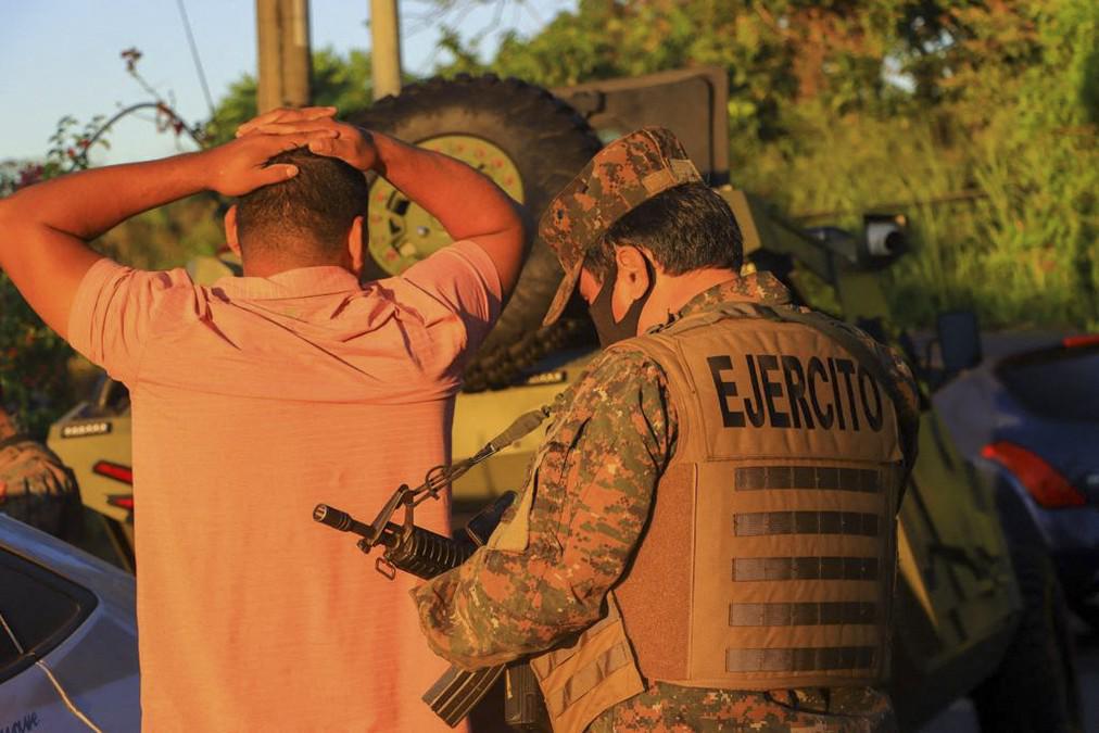 Bukele sigue su guerra contra las maras y “registran uno a uno” en peligrosas colonias de San Salvador
