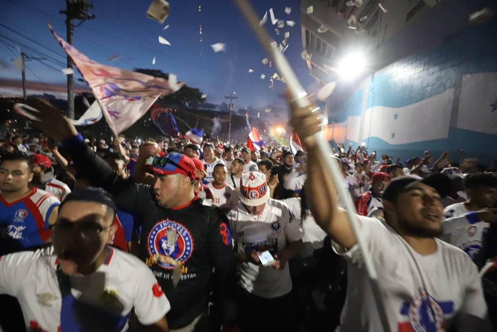 La Ultra Fiel llega con bombos al Nacional para la final de ida de la Concacaf League