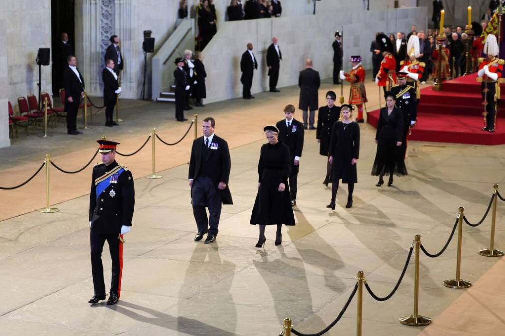 Tristes, cabizbajos y Harry vestido de militar: Así fue la vigilia realizada por los ocho nietos de Isabel II