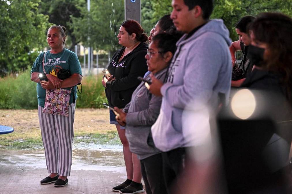 Dolor y rabia en vigilia por migrantes hallados muertos en un camión en San Antonio, Texas