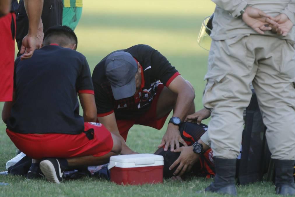 Siete expulsados y agresiones: imágenes del zafarrancho que dejó el Parrillas One-Independiente de la Liga de Ascenso