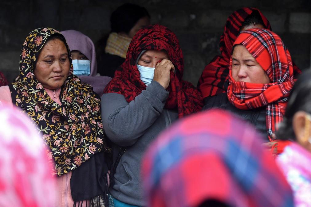 Los rostros de dolor y desconsuelo de los familiares de los fallecidos en catástrofe aérea en Nepal
