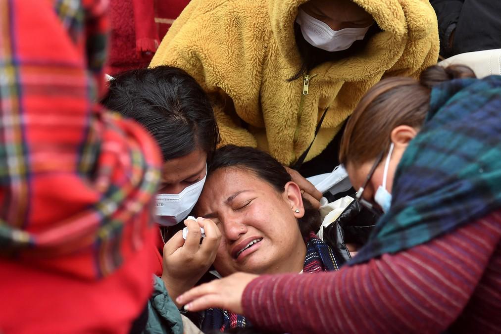 Los rostros de dolor y desconsuelo de los familiares de los fallecidos en catástrofe aérea en Nepal