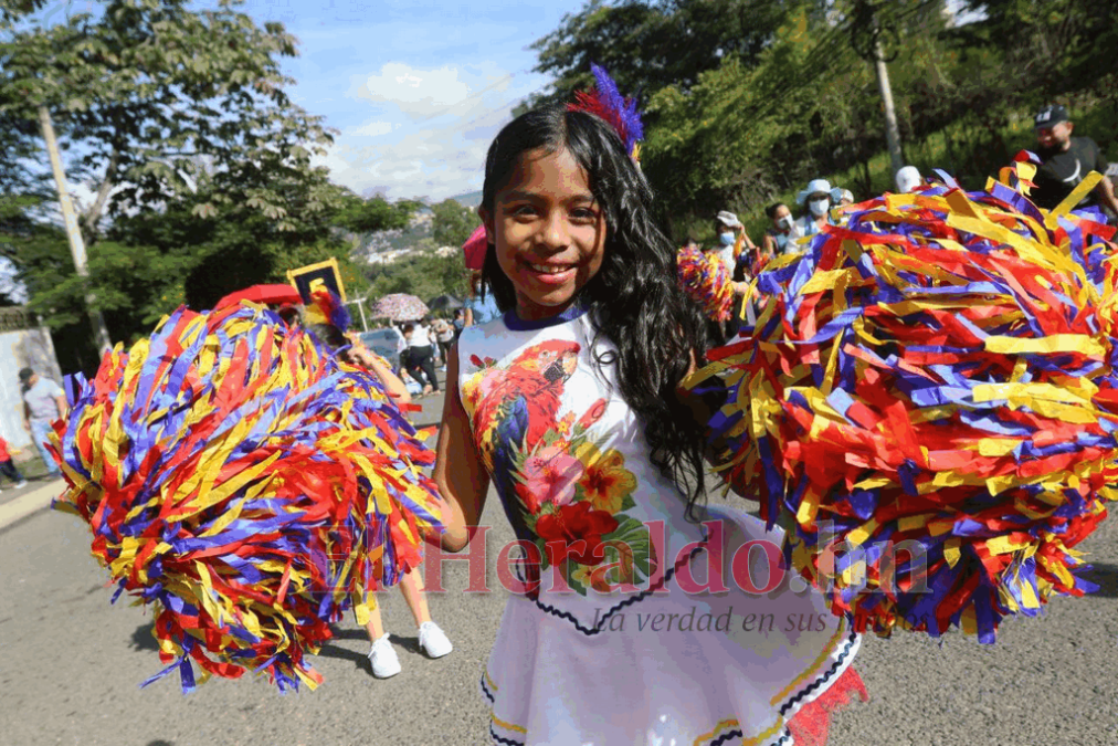 FOTOS: Fervor cívico y actos culturales de escolares en calles capitalinas