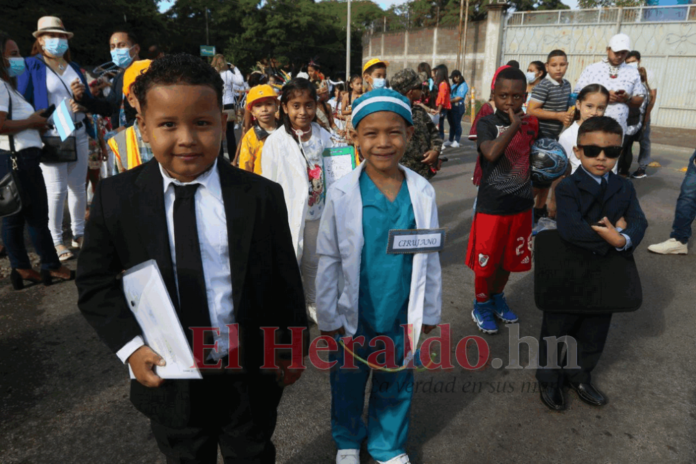 FOTOS: Fervor cívico y actos culturales de escolares en calles capitalinas