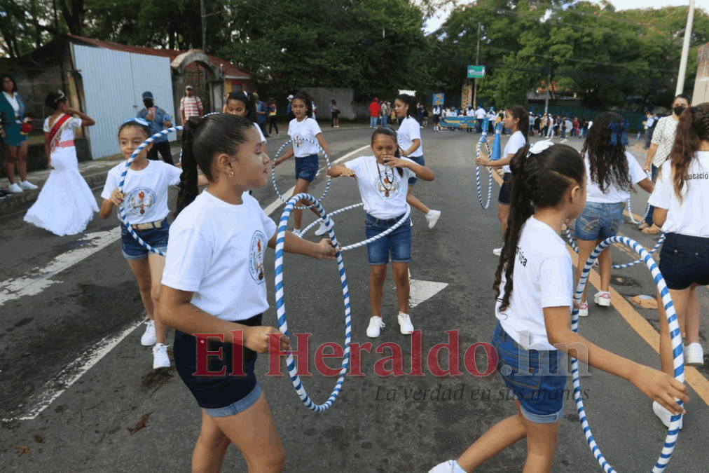 FOTOS: Fervor cívico y actos culturales de escolares en calles capitalinas