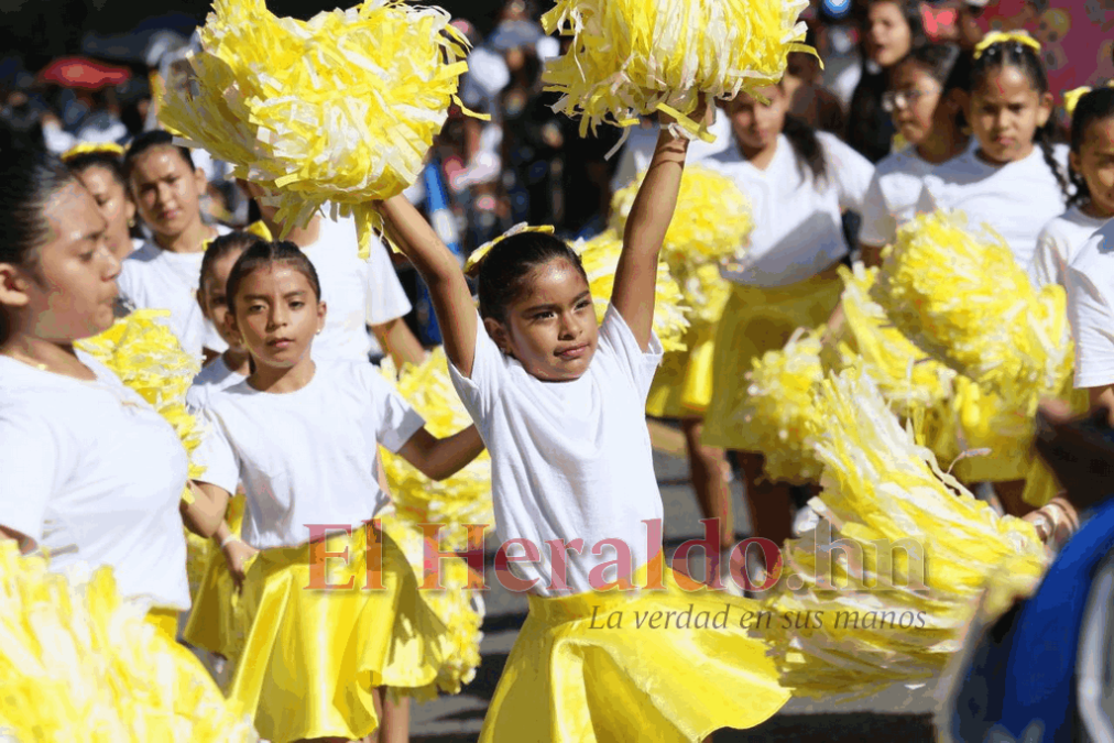 FOTOS: Fervor cívico y actos culturales de escolares en calles capitalinas