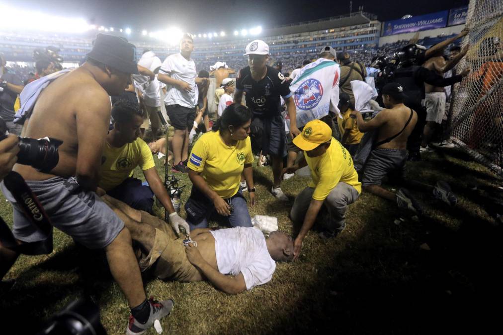 Desesperación, llanto y muerte deja estampida en el estadio Cuscatlán de El Salvador