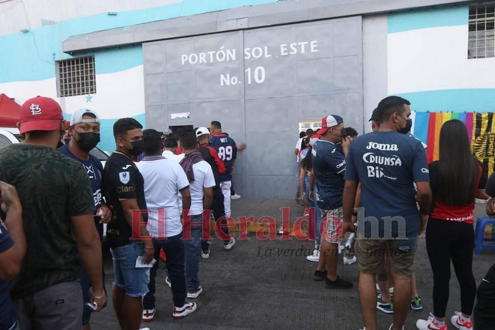 Capitalinos abarrotan el estadio Chelato Uclés para alentar el clásico Olimpia-Motagua