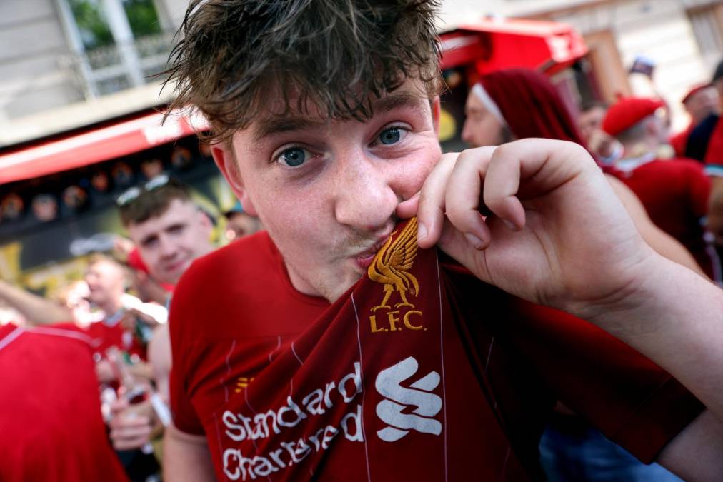 Así se vive el ambiente en Francia con la llegada de la afición de Liverpool previo a final de Champions