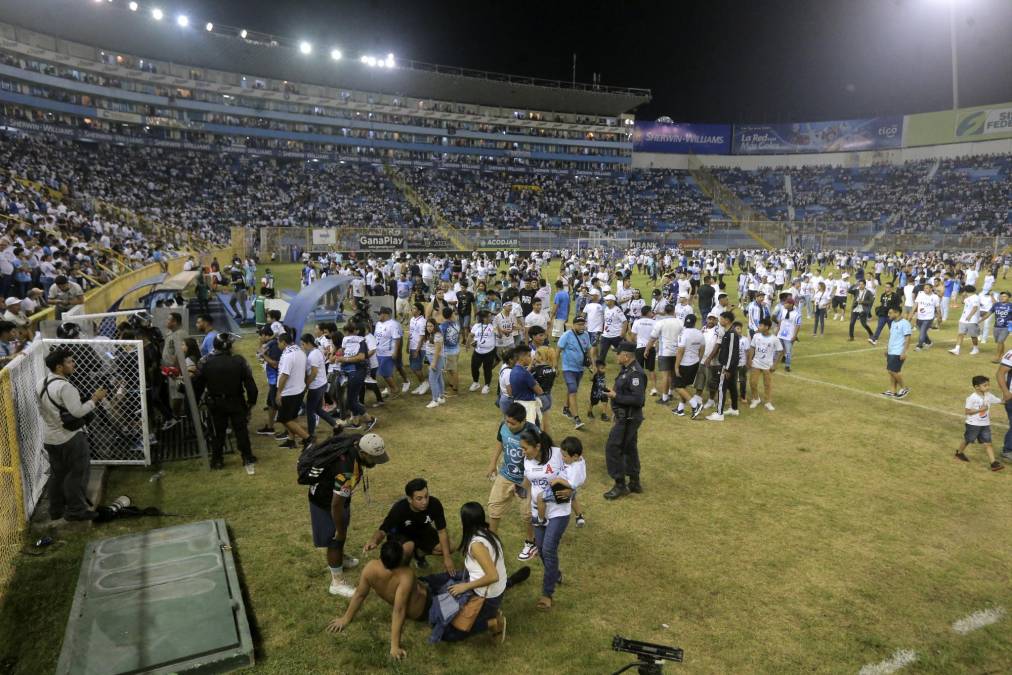 Desesperación, llanto y muerte deja estampida en el estadio Cuscatlán de El Salvador
