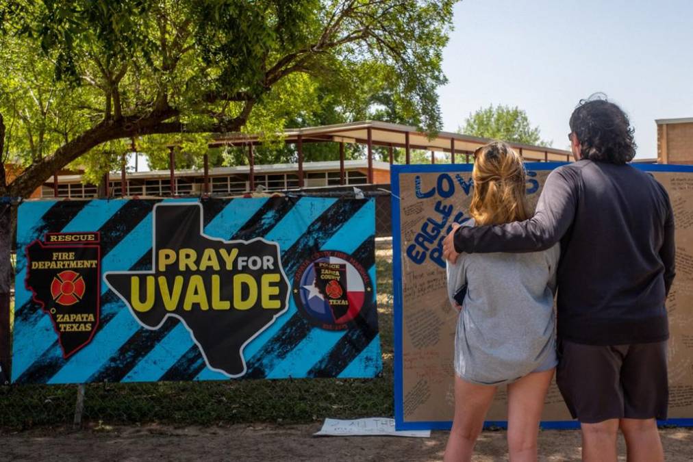 “Nunca podrías pedirle a un niño que regrese”: Alcalde de Uvalde demolerá escuela donde ocurrió masacre