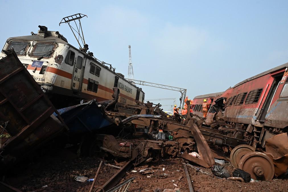 Las impactantes imágenes de los vagones destrozados y cadáveres junto a las vías tras accidente de trenes en India