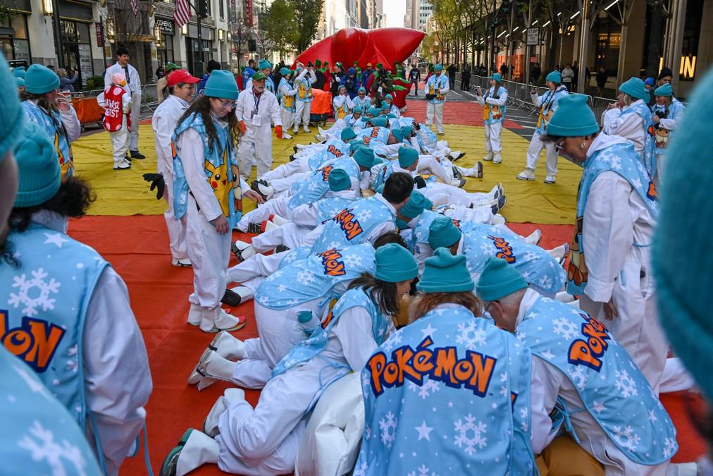 Con globos gigantes y Pikachu celebran el desfile de Thanksgiving de Macy’s