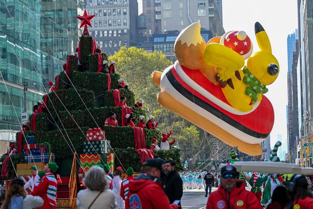 Con globos gigantes y Pikachu celebran el desfile de Thanksgiving de Macy’s