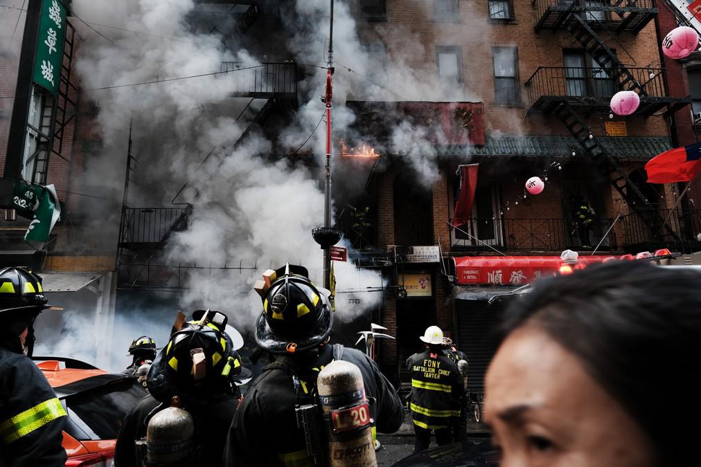 Caos y 10 heridos dejó incendio en Chinatown, NY