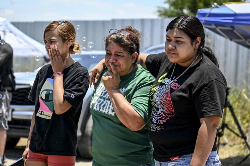 Altares, veladoras y oraciones, así rinden homenaje a migrantes que murieron en tráiler en Texas