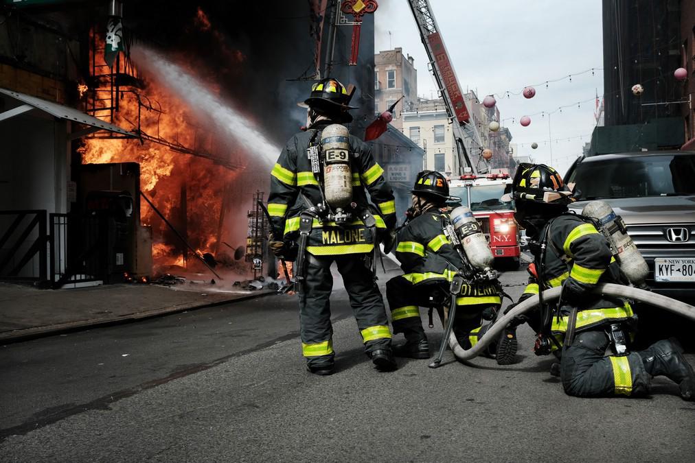 Caos y 10 heridos dejó incendio en Chinatown, NY