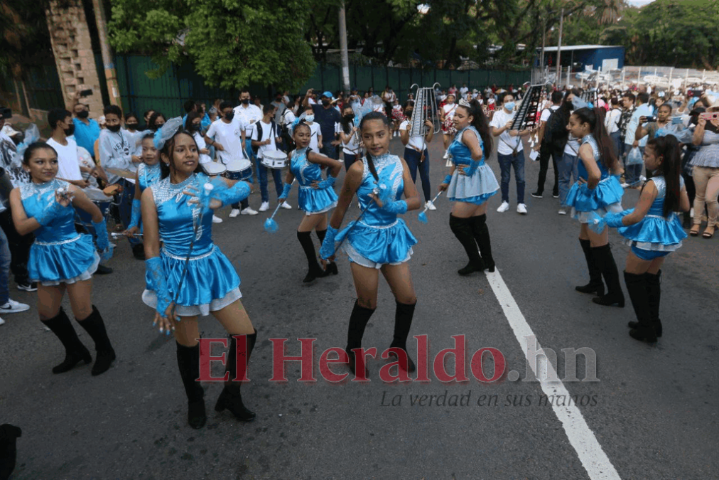 FOTOS: Fervor cívico y actos culturales de escolares en calles capitalinas