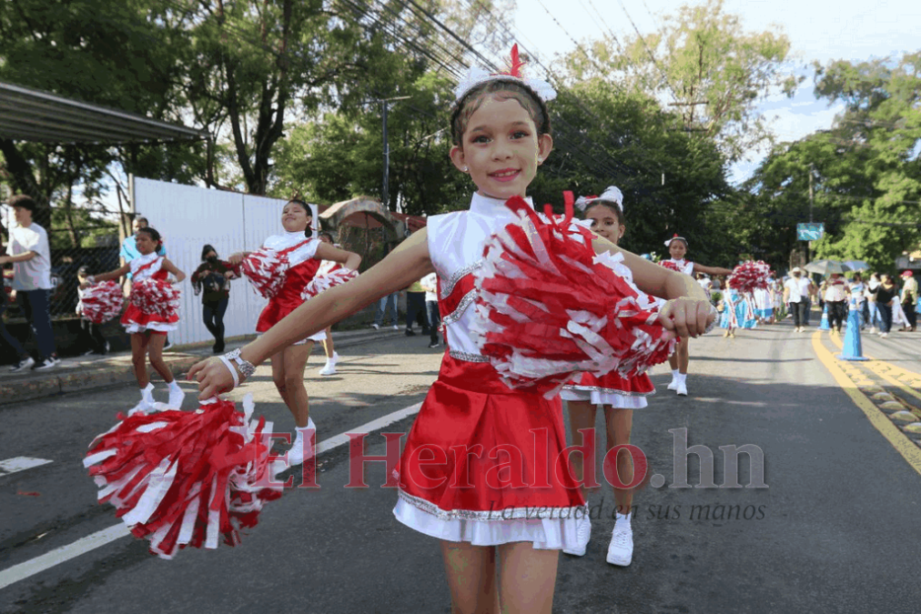 FOTOS: Fervor cívico y actos culturales de escolares en calles capitalinas