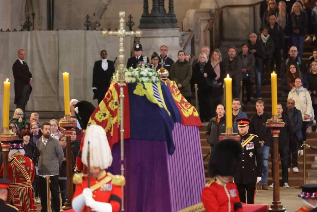 Tristes, cabizbajos y Harry vestido de militar: Así fue la vigilia realizada por los ocho nietos de Isabel II