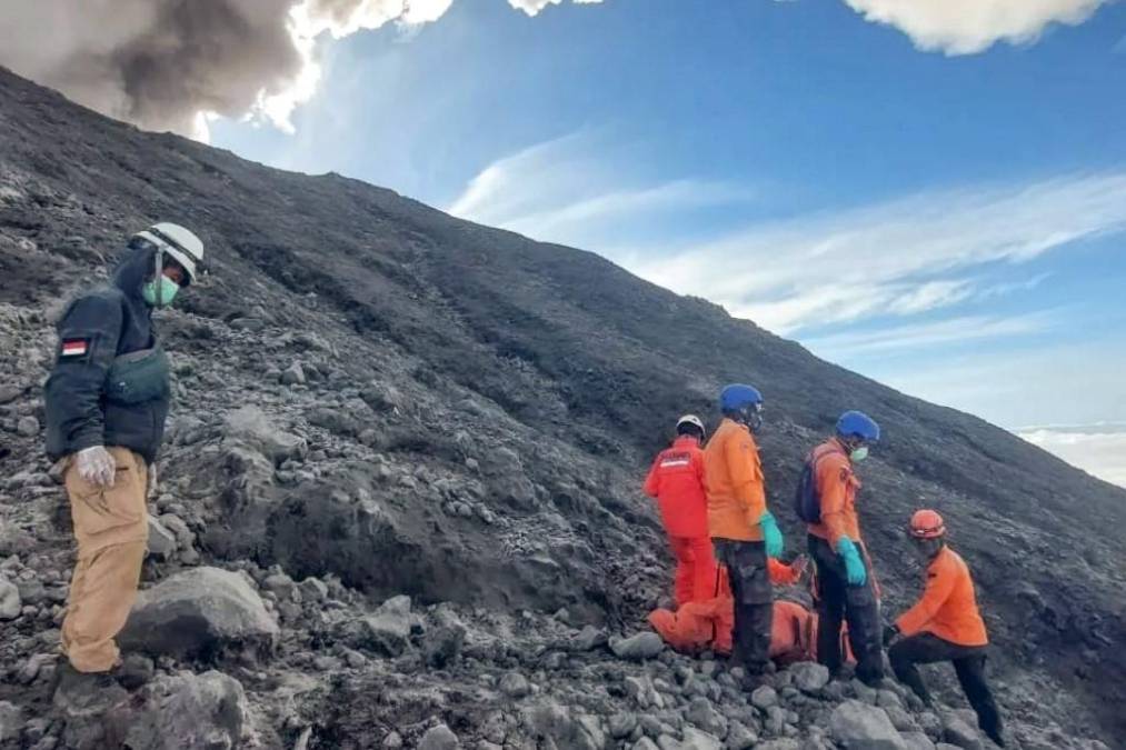 22 muertos y un pueblo bajo cenizas: erupción volcánica en Indonesia