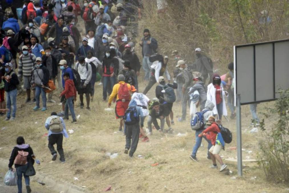 Empujones, golpes y gas lacrimógeno: Así fue la represión a la caravana migrante en Guatemala