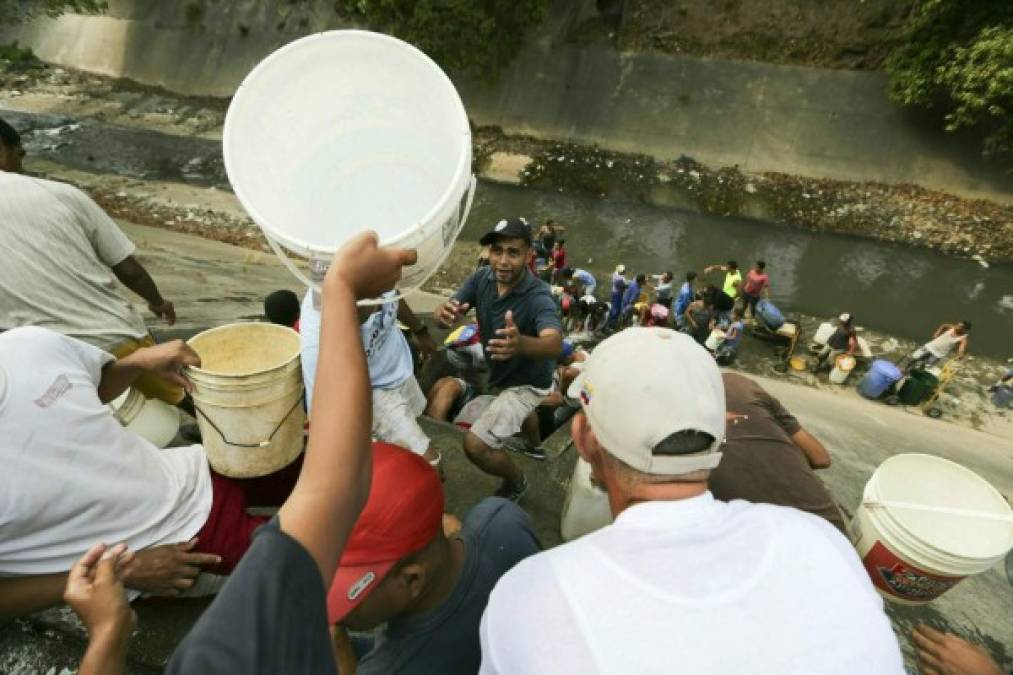 FOTOS: Sin luz ni agua, así vivieron seis días los venezolanos en medio de la crisis