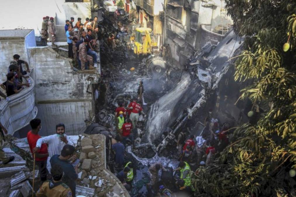 'Había gritos por todas partes': Superviviente cuenta horror del accidente de avión en Pakistán (FOTOS)