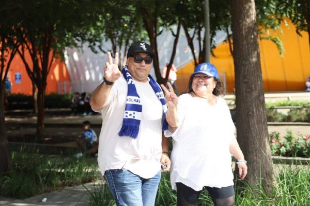 FOTOS: Ambiente catracho afuera del BBVA Compass en Houston