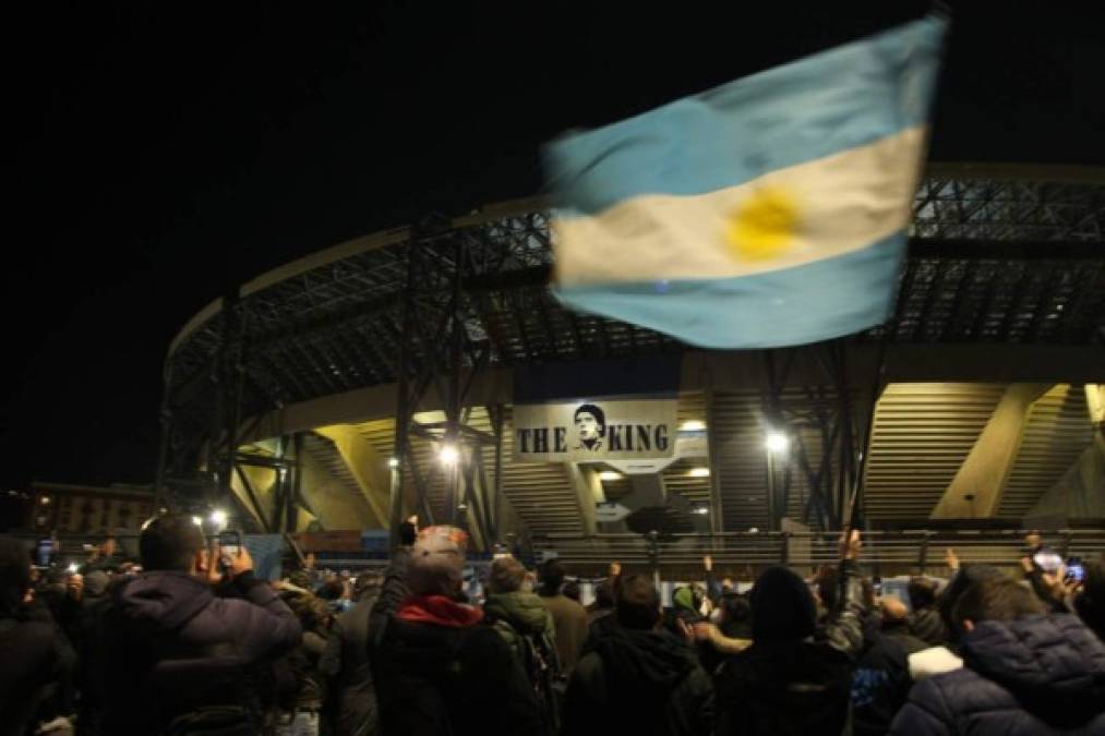 Aficionados de Nápoles le rinden tributo a Maradona afuera del Estadio San Paolo (FOTOS)