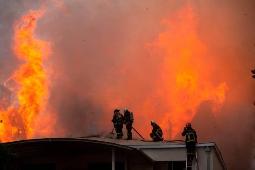 Incendios, saqueos y enfrentamientos en tercera protesta más intensa en Chile contra Piñera (FOTOS)