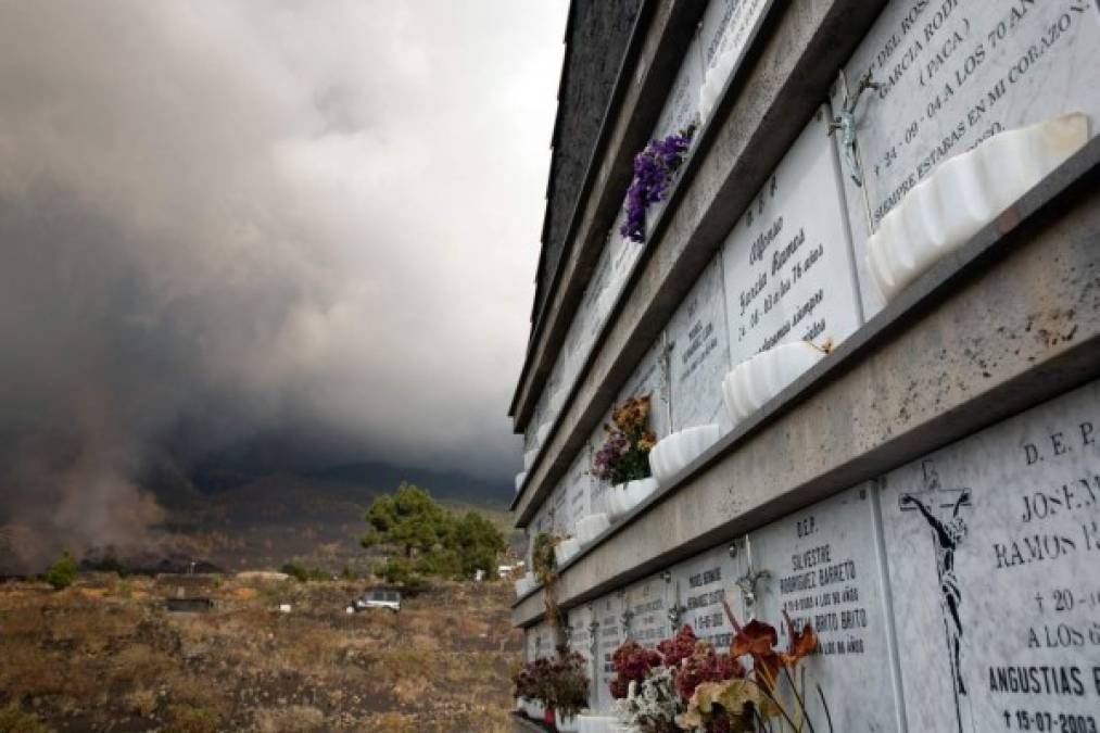 Evacuaciones y un cementerio por desaparecer: Sigue la odisea por erupción en España