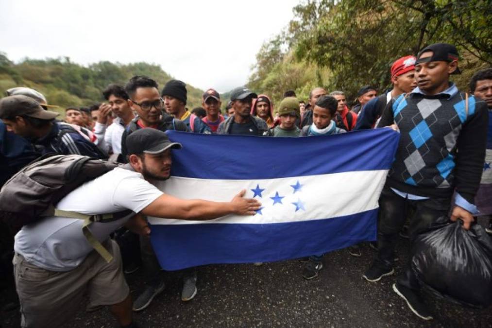La angustia, el frío y hambre golpean a los migrantes de la caravana en la frontera de Honduras con Guatemala