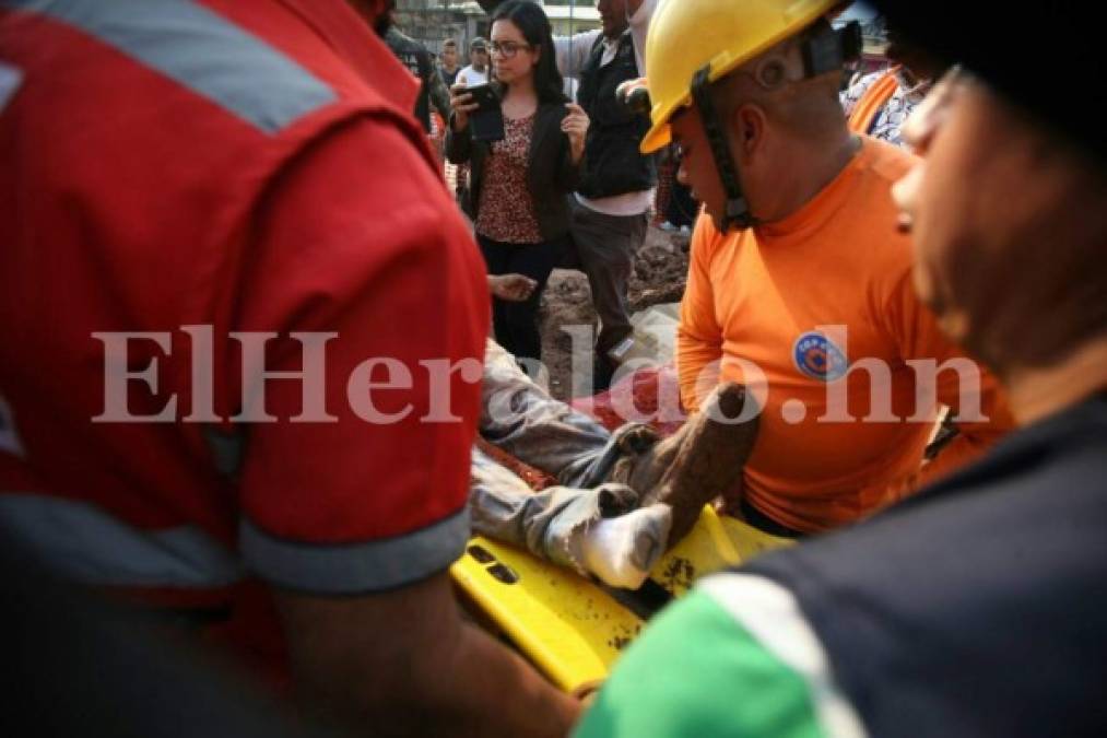 Las imágenes más estremecedoras de los obreros soterrados por alud de tierra