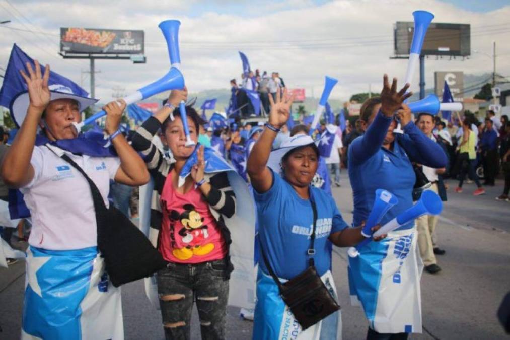 Nacionalistas marchan a favor de Juan Orlando Hernández bajo la consigna 'Victoria Total'